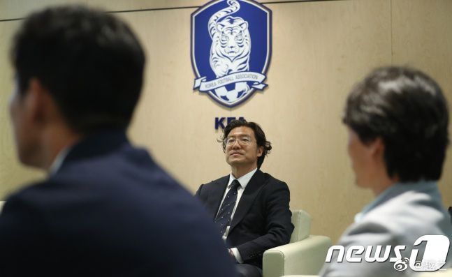 那不勒斯主席德劳伦蒂斯看上去很有信心让奥斯梅恩留下，他声称已经准备与奥斯梅恩签下续约合同。